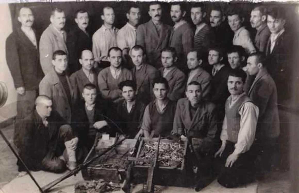 Grup de partizani din Dobrogea. Fotografie făcută de Securitate după arestarea lor (arhiva CNSAS)