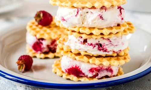 Vafe cu inghetata de zmeura  Sursa foto shutterstock 1136345195 jpg