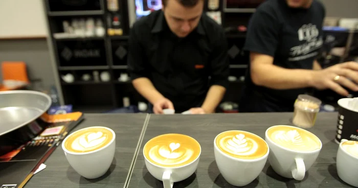 Inimioare flori şi frunze realizate de cei mai pricepuţi barista din regiune