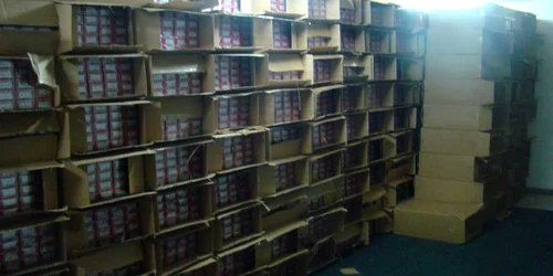 Ţigările au fost ascunse printre cutiile de produse cosmetice