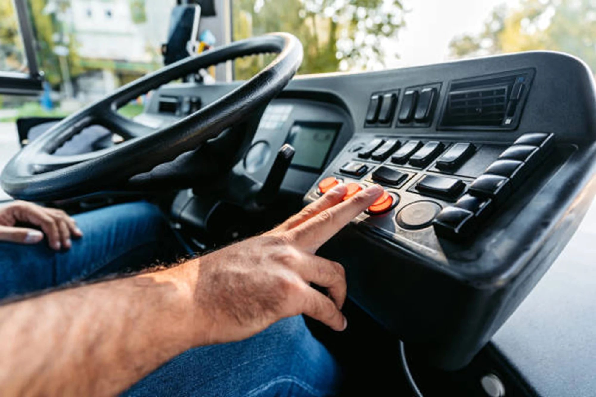 Pedo, șoferul de microbuz școlar care agresa eleve, condamnat după 7 ani — iar sentința încă nu e definitivă