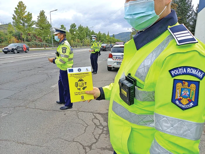 În prezent, polițiștii se limitează să informeze populația să poarte mască