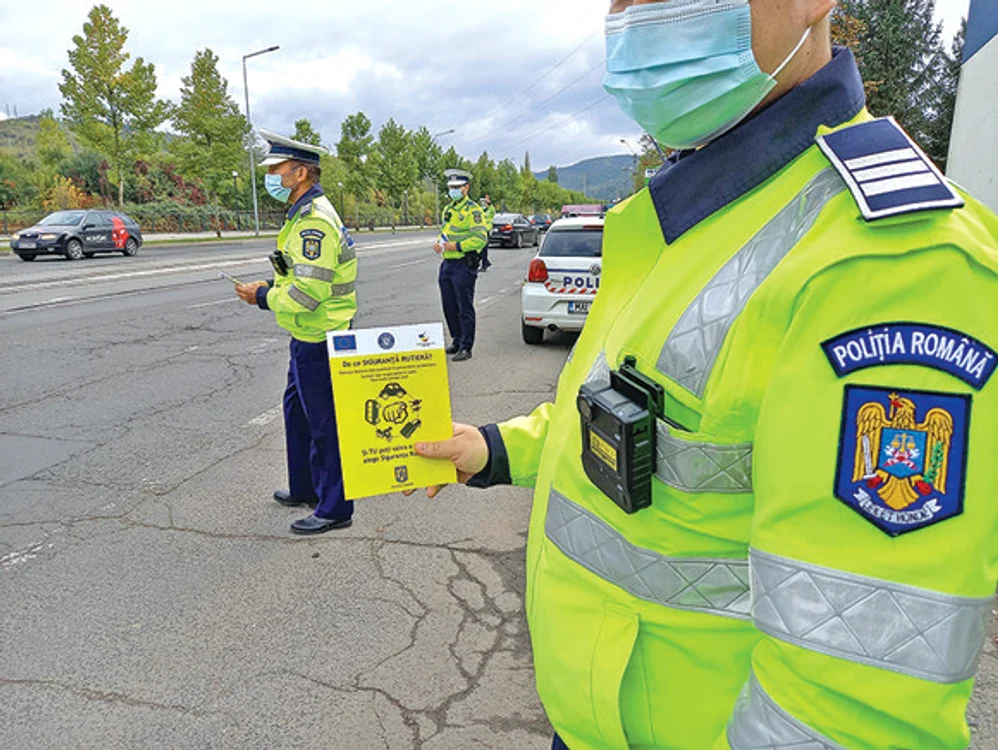 În prezent, polițiștii se limitează să informeze populația să poarte mască