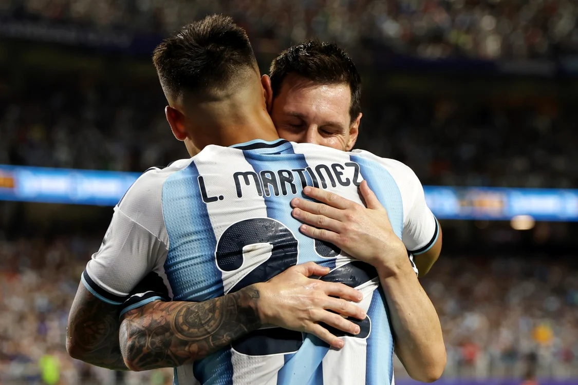 Messi l-a felicitat pe Lautaro Martinez după golul înscris (Foto: EPAImages)