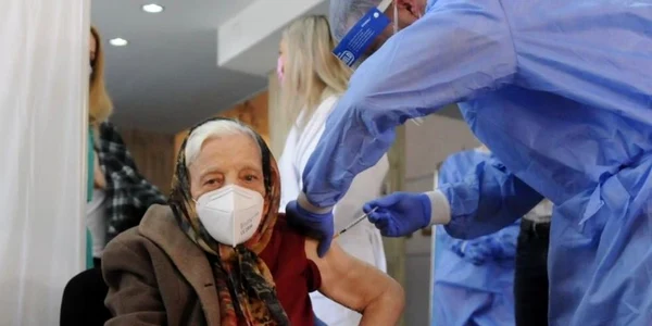 Batrana de 105 ani s-a vaccinat. Sursa