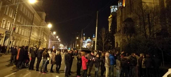 Paştile se distribuie, de obicei ,după Slujba de Înviere, moment în care se formează cozi de mai multe minute. FOTO: Arhiva