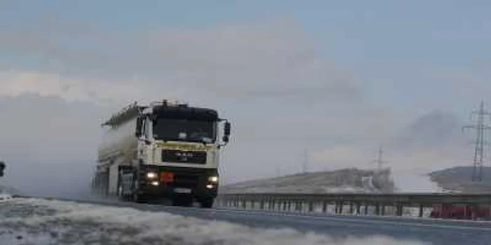 Zăpada de pe Autostrada Transilvania a îngreunat traficul. FOTO: Caius Raţiu