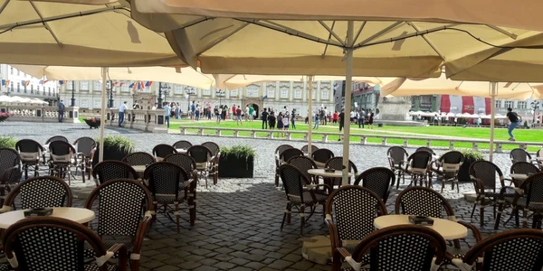 Patronii de restaurante şi ospătarii protestează împotriva deciziilor luate de Guvern FOTO Both
