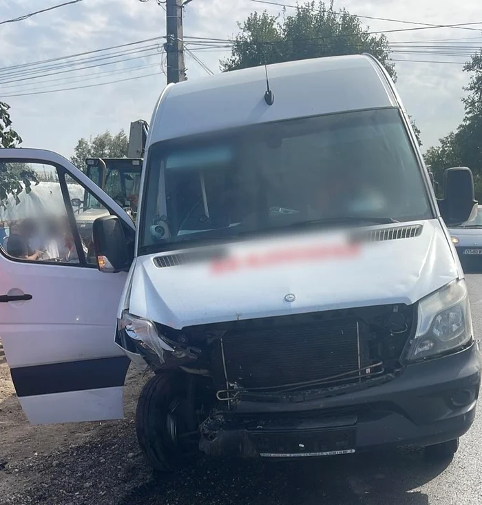 În microbuzul implicat în accident se aflau 18 copii FOTO: martor