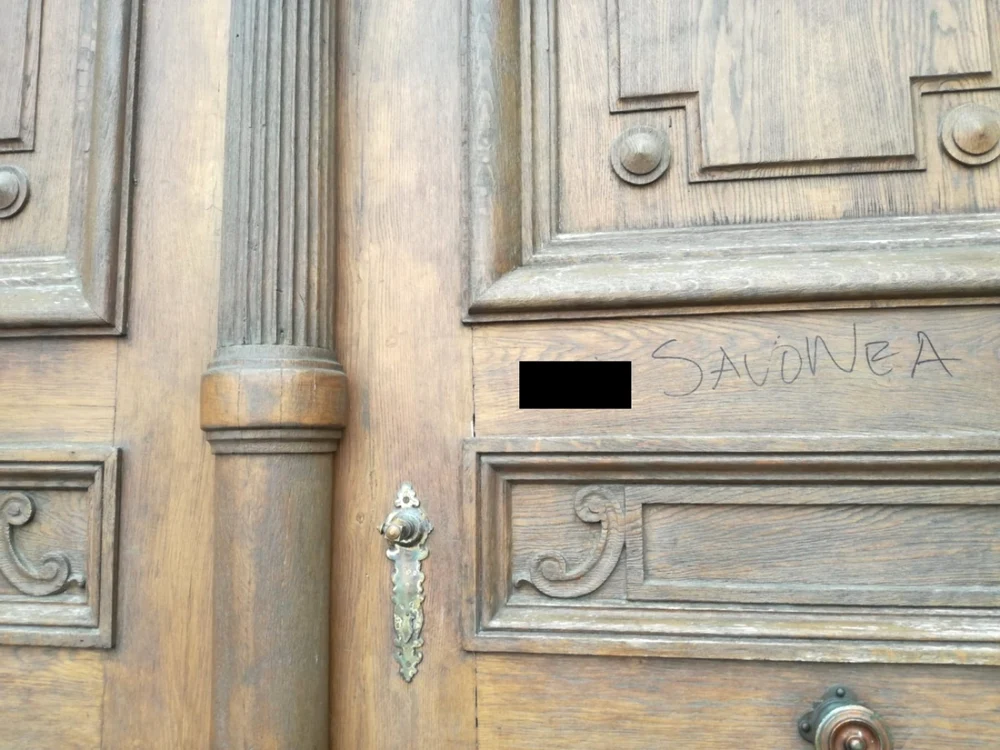 Una dintre uşile de acces în sediul Curţii de Apel Bucureşti, pe care un justiţiabil i-a lăsat un mesaj judecătoarei Lia Savonea, pe atunci preşedintele instanţei. Imagine: Ionuţ Mureşan