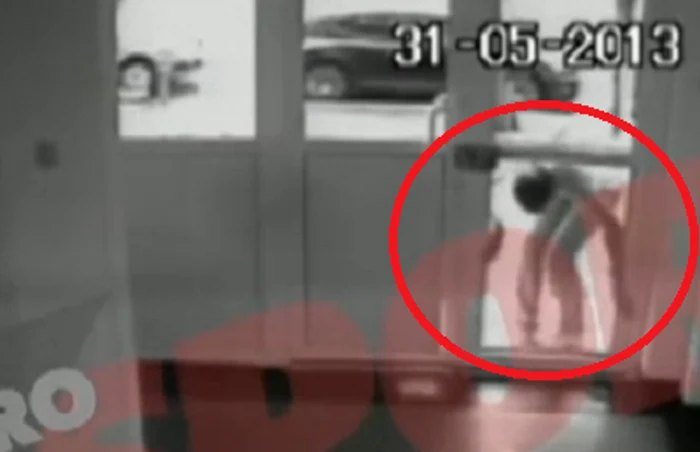 În 2013, Gabriel Tamaș a intrat prin efracție într-un bloc. Captură cameră de supraveghere