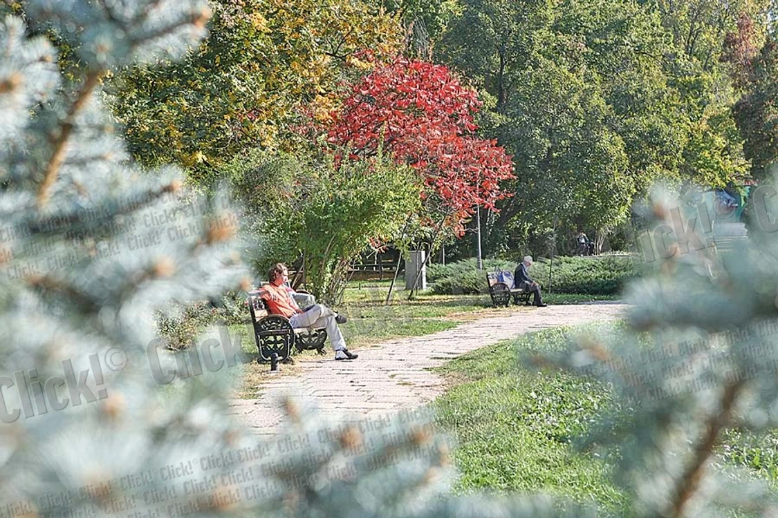 Ce poate fi mai romantic  decât o plimbare cu barca  pe lac, înconjuraţi de nuanţele  calde ale toamnei?