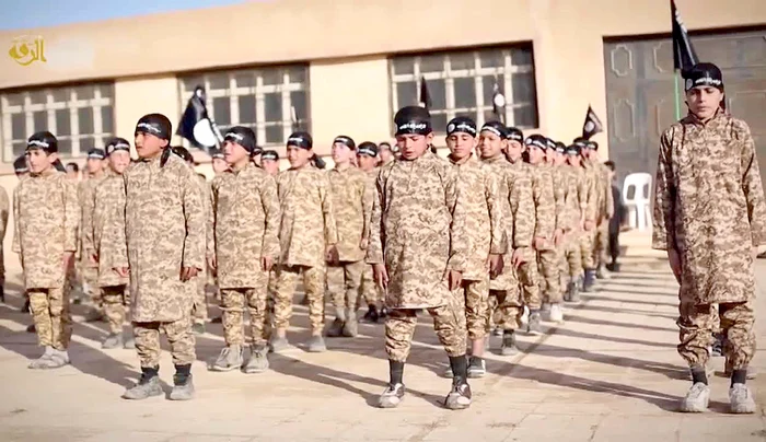 Statul Islamic îi învaţă să tragă cu puşca şi să arunce grenade de la vârsta de 3 ani