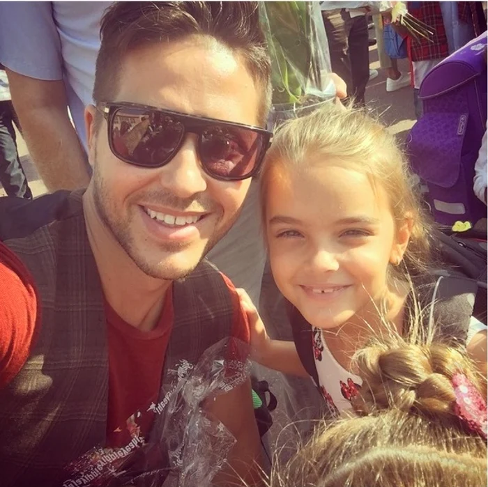 Jorge și fiica sa, în prima zi de școală