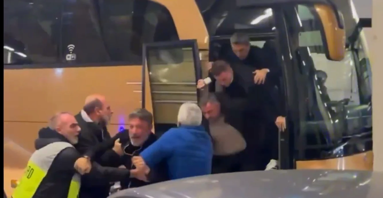 Stafful lui Răzvan Lucescu, năpustindu-se din autocar. Captură video