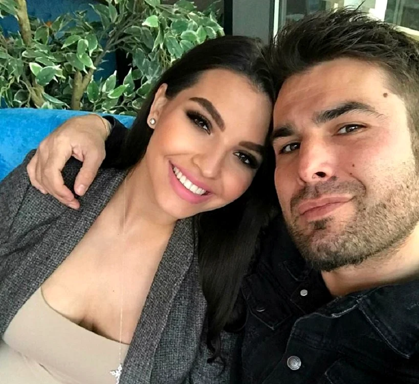 
    Adi și Sandra sunt căsătoriți și au un copilfoto: arhivă  