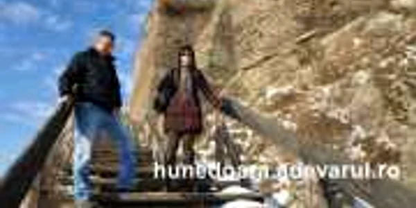 Veronica şi Adrian au fost primii turişti care au urcat pe cetate. D. Guţă