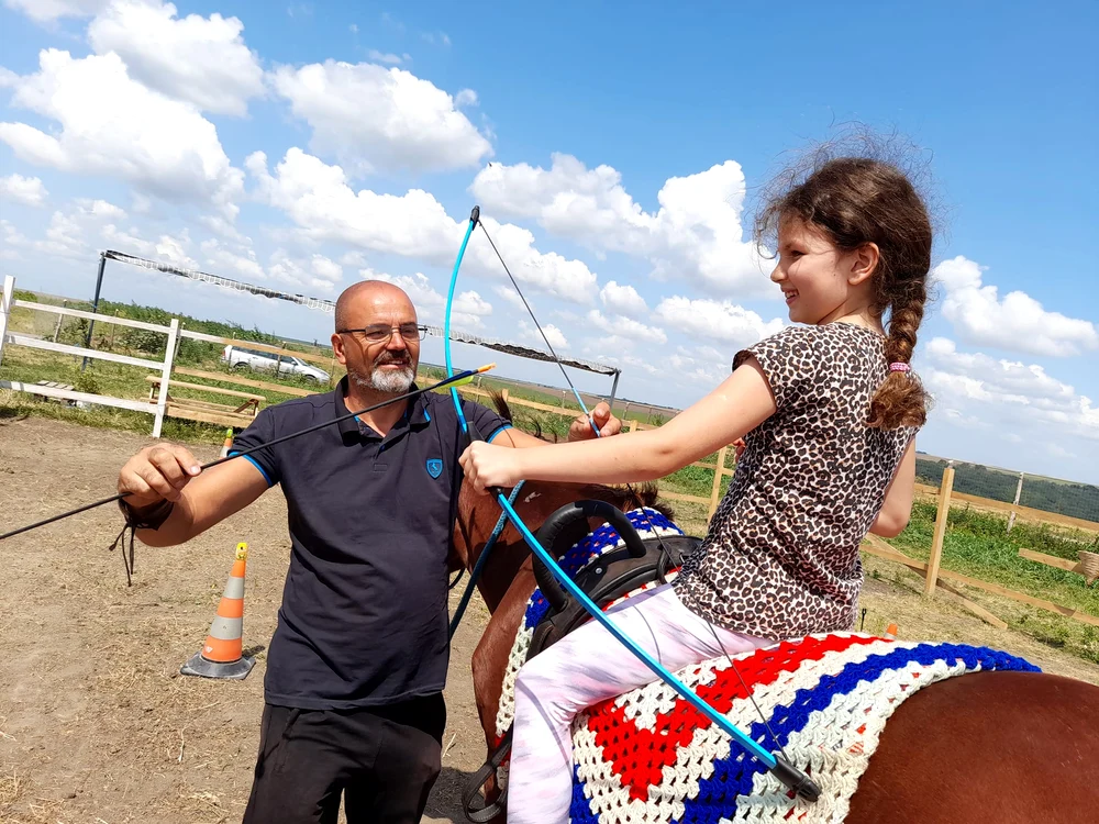 Sorin îi învață pe copii să tragă cu arcul de pe cal FOTO arhiva personală