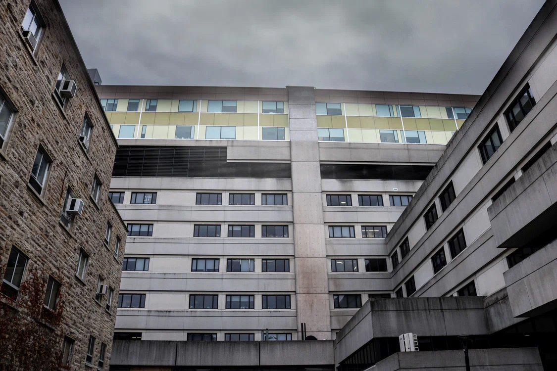 Ce mesaj se regăsește pe ușa policlinicii Ploiești