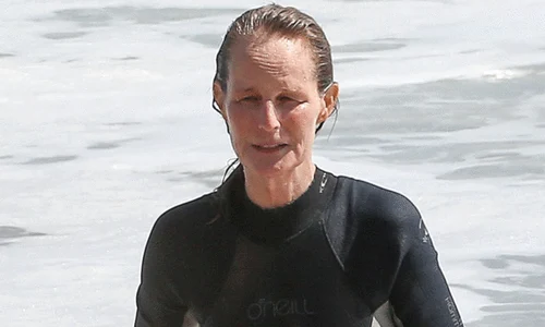 Helen Hunt, în timpul unei escapade la ocean gif