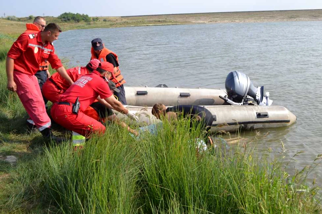 Scafandrii ISU Suceava caută trupul unui bărbat dispărut în iazul Lipoveni. FOTO: ISU Suceava