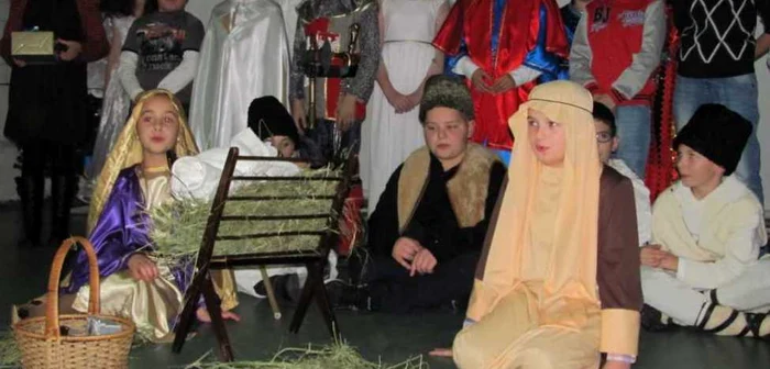 Sceneta cu naşterea lui Isus interpretată în limba engleză