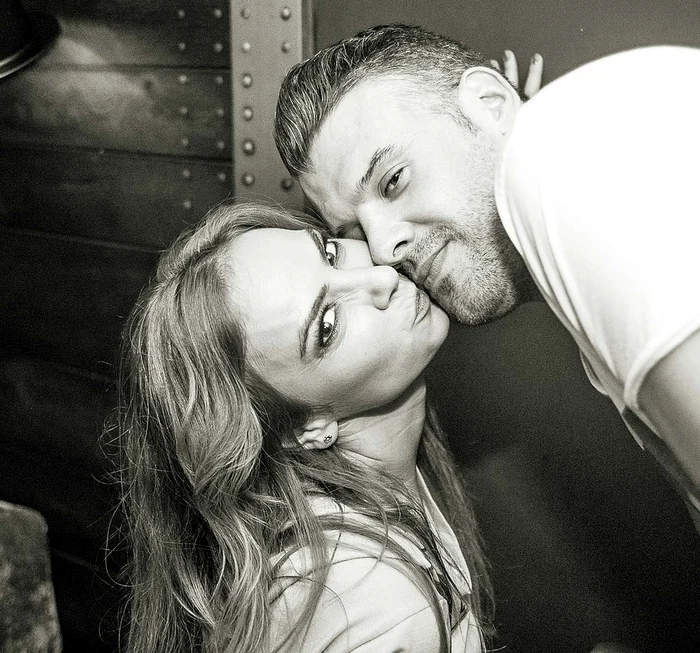 Roxana şi Tinu s-au cunoscut în decembrie, într-un club din Timişoara