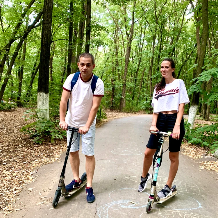 O altă modalitate de a face mișcare: cu trotineta prin pădure, împreună cu soțul ei, Răzvan