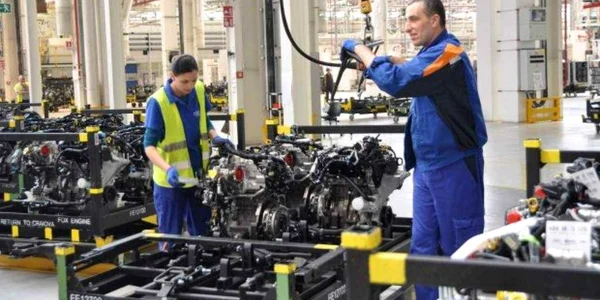 Angajaţii Ford din Craiova vor primi salarii mai mici cu opt procente 