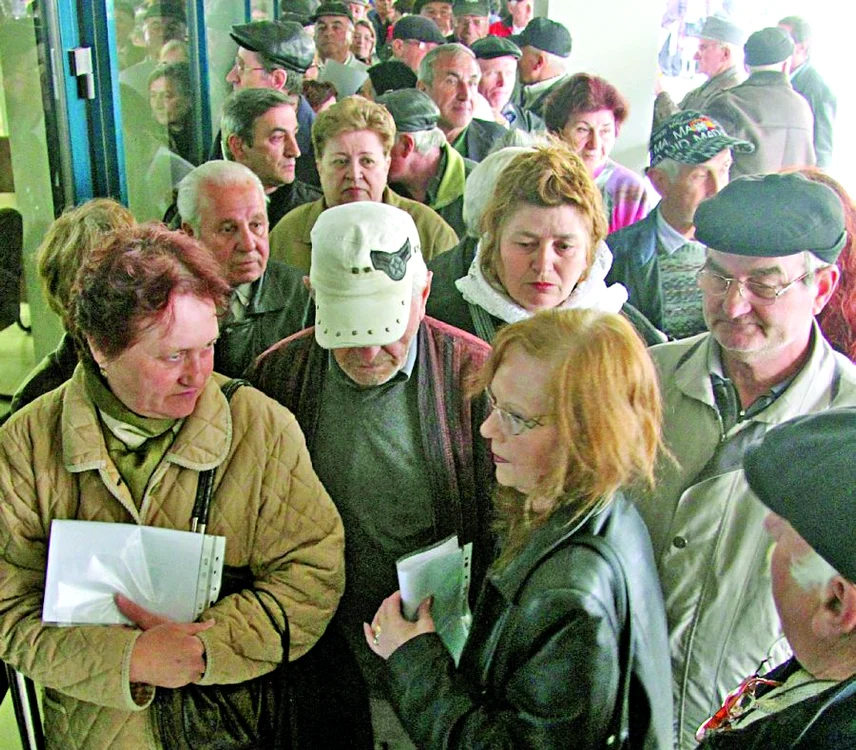 
    Până acum, pensionarii  argeşeni au depus  peste 10.000 de cereri (Foto: Mediafax)  