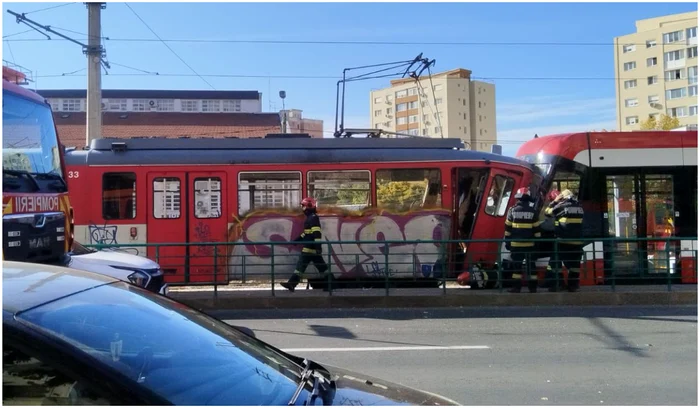 Un tramvai fără conductor a lovit mai multe mașini și un alt vagon. 
