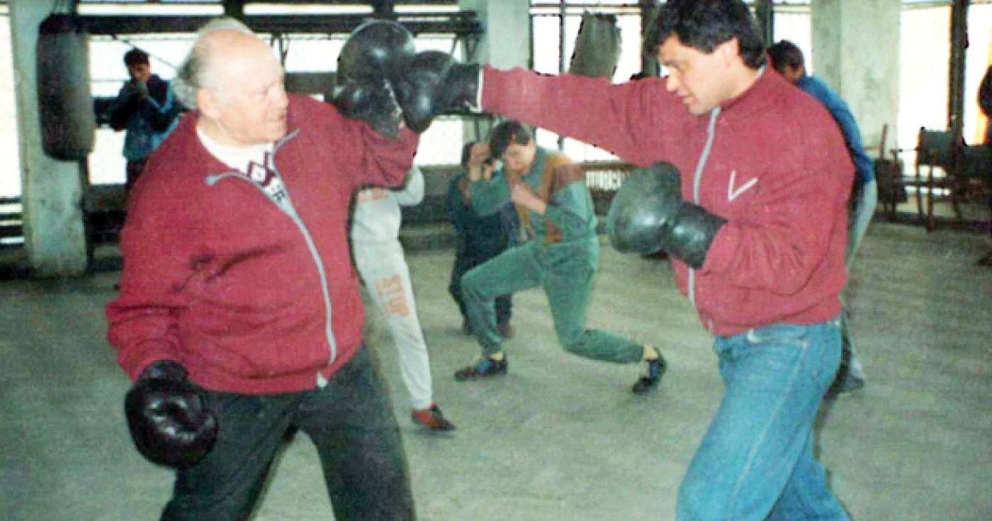 Maestrul Iosif Mattes (stânga) în timpul unui antrenament desfăşurat în 1991 în sala Voinţa