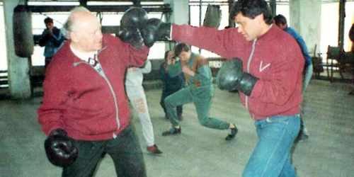 Maestrul Iosif Mattes (stânga) în timpul unui antrenament desfăşurat în 1991 în sala Voinţa