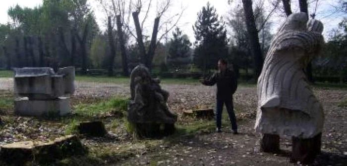 Piteşti: Cimitir pentru sculpturi în Parcul Ştrand