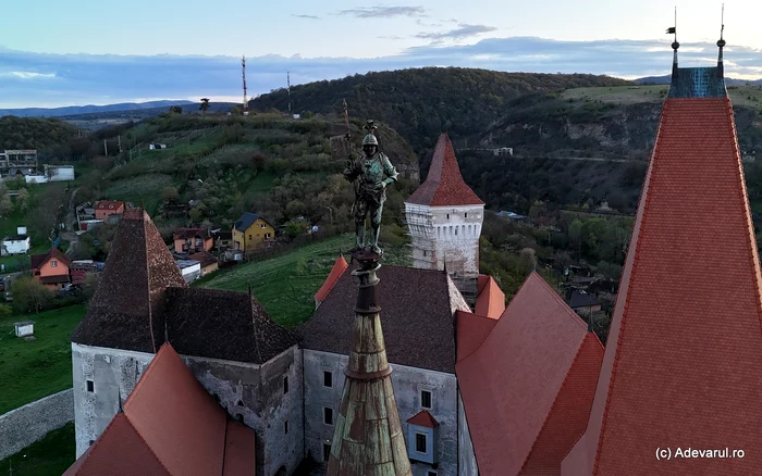 Dealul Sânpetru, în fundalul Castelului Corvinilor. Foto: Daniel Guță. ADEVĂRUL