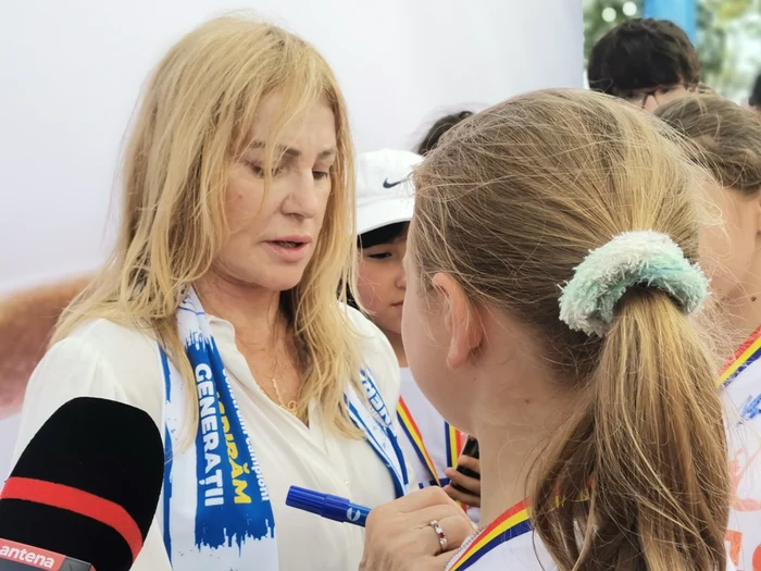 Sesiune ade autografe a durat peste o oră FOTO: Alina Mitran