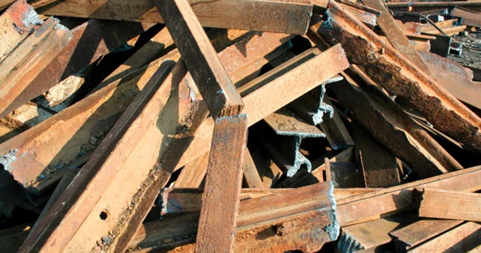 Şinele de cale ferată trebuiau folosite pentru construcţia unui pod