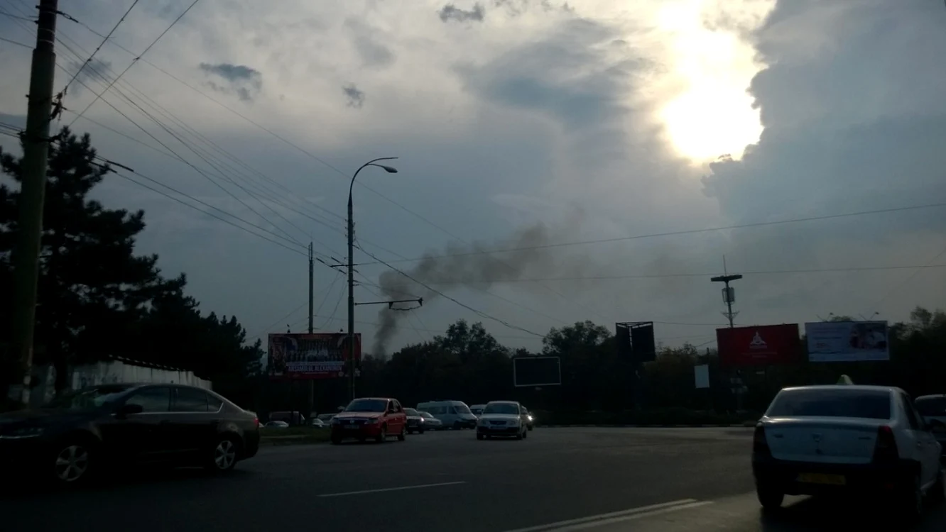 Fumul care se vede în apropiere de Circ. FOTO Ion Surdu