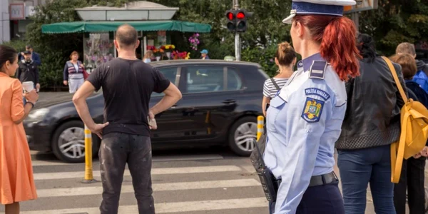 Poliţist - recere de pietoni / FOTO Poliţia Rutieră / 26 sep 2019