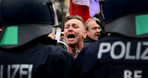 Oamenii protestează faţă de votarea noilor restricţii în Berlin FOTO Getty Images / Michele Tantussi