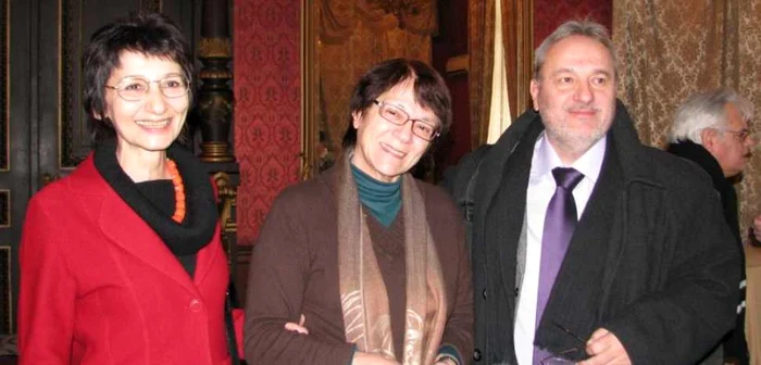 Micaela Ghiţescu (centru), alături de Marta Petreu şi Mircea Mihăieş   FOTO fototeka.wordpress.com