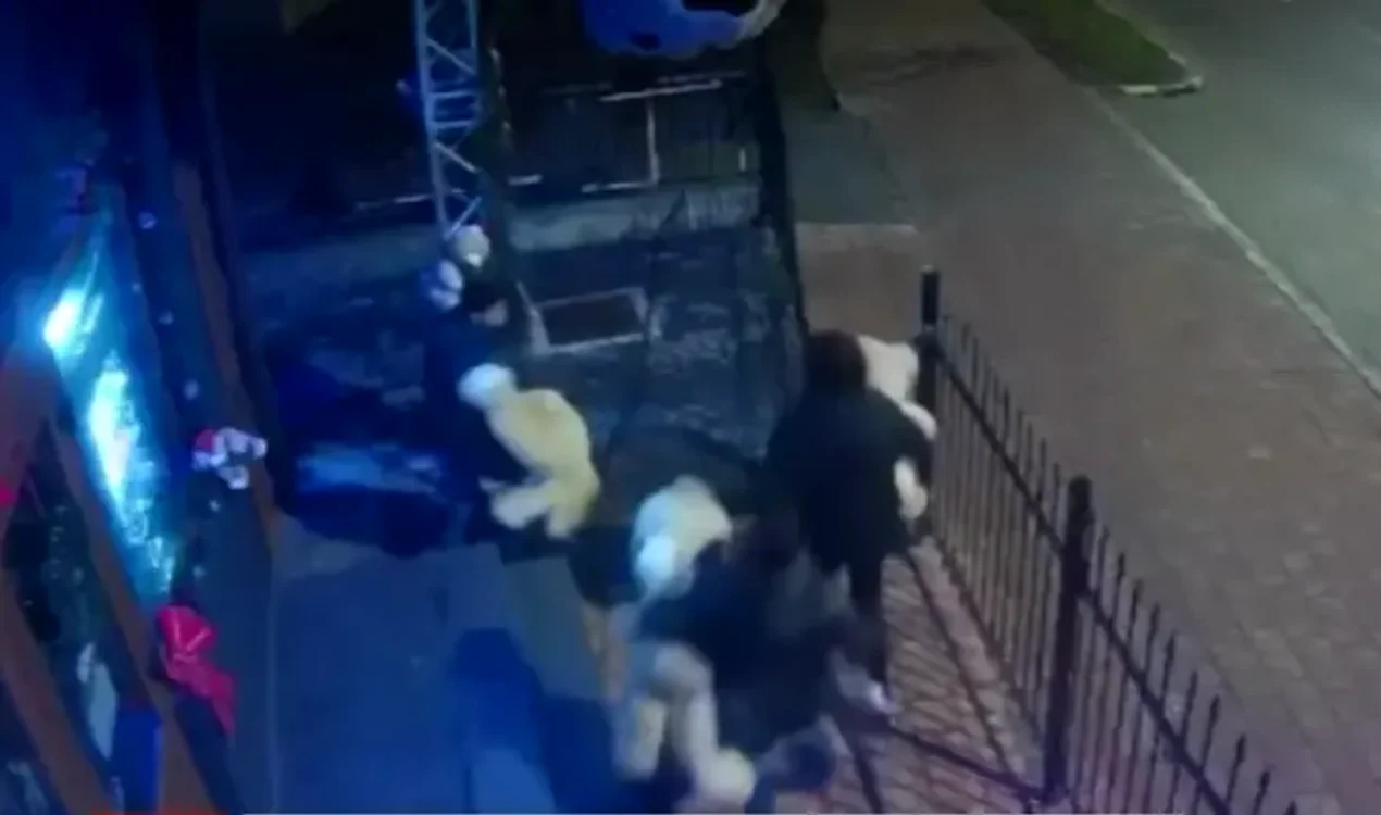 Hoții au furat 11 ursuleți de pluș din afara magazinului FOTO captură video ProTv