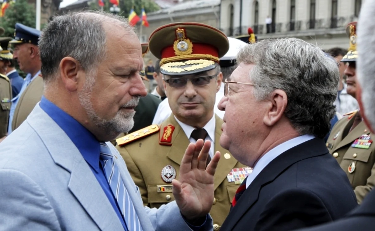Generalii de armată Corneliu Dobrițoiu și Micrea Chelaru sunt condamnați pentru că au țepuit statul