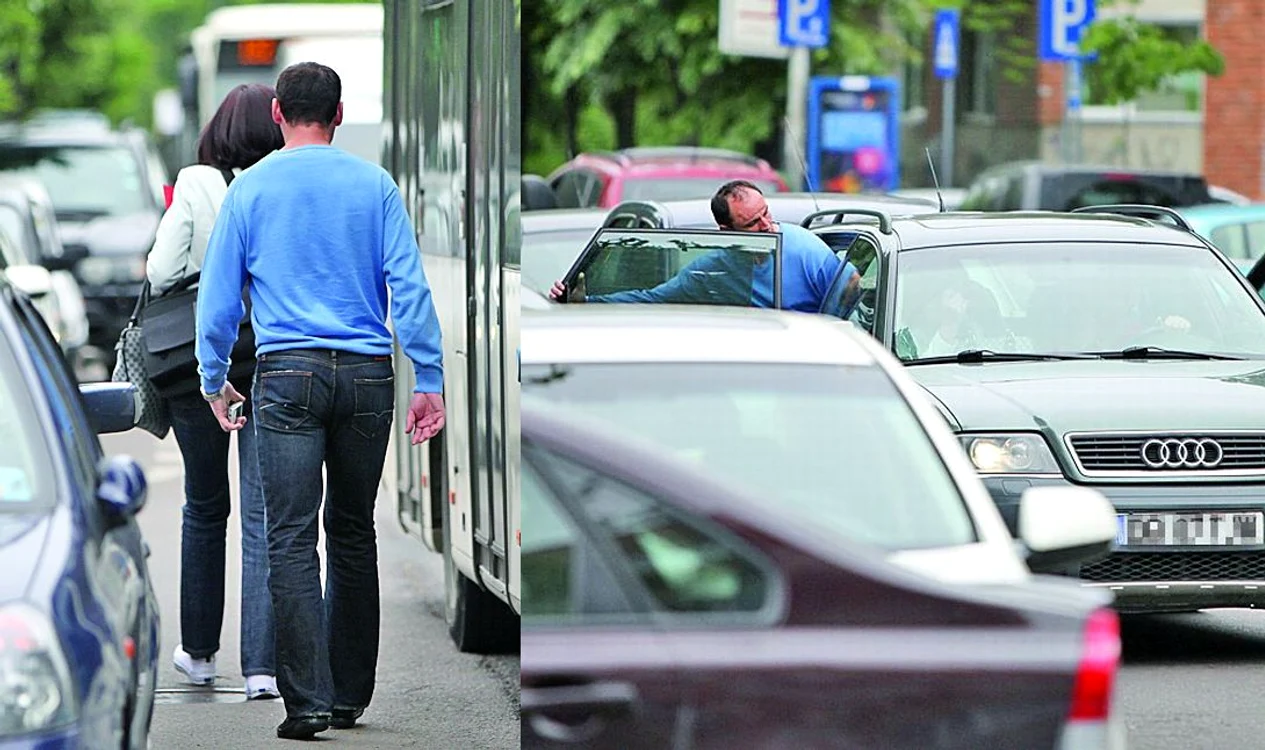 Toni se strecoară  cu greutate printre  maşini şi autobuze
