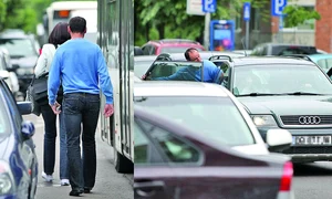 Toni se strecoară  cu greutate printre  maşini şi autobuze jpeg