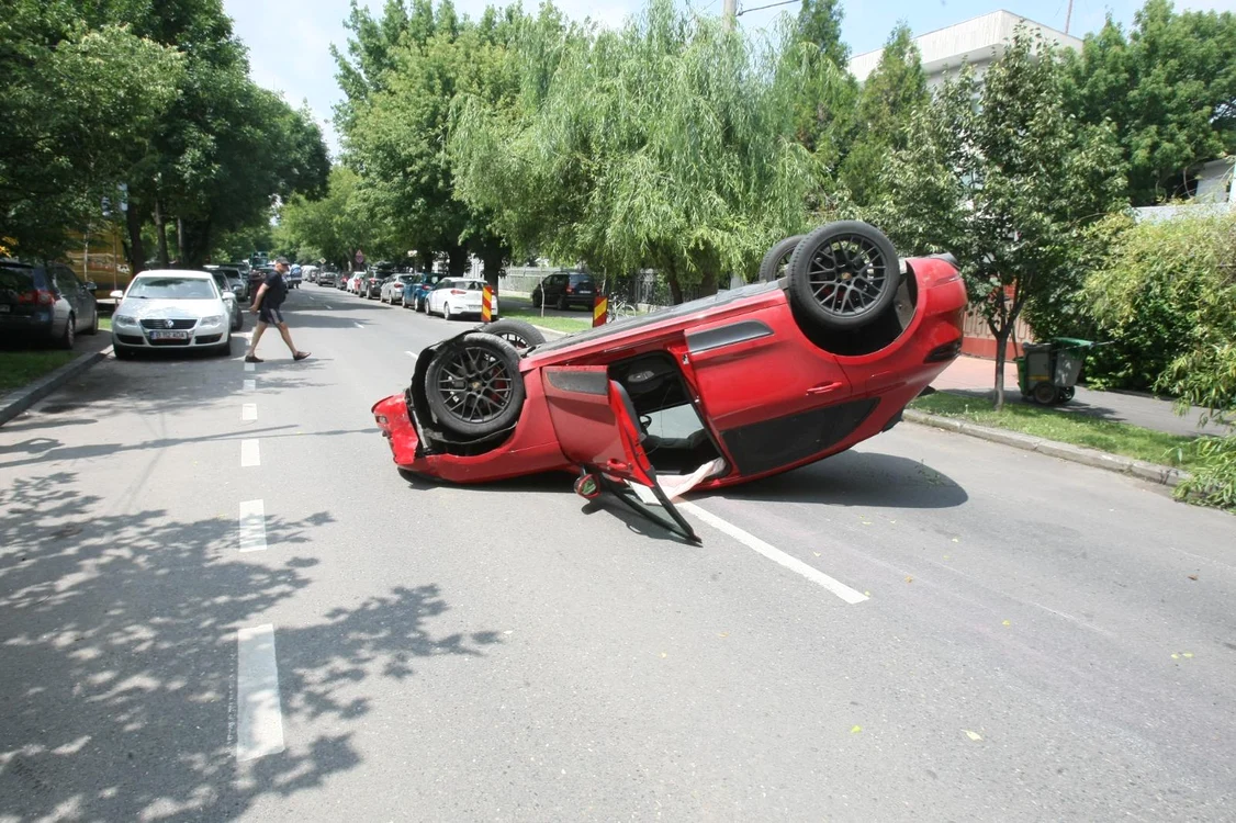 Iubita lui Ciro Castellano s-a răsturant cu bolidul Porsche Macan pe Șos. Nordului, din CapitalăFotografii: Mihai Ionescu