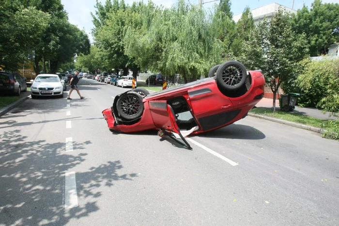 
    Iubita lui Ciro Castellano s-a răsturant cu bolidul Porsche Macan pe Șos. Nordului, din CapitalăFotografii: Mihai Ionescu  