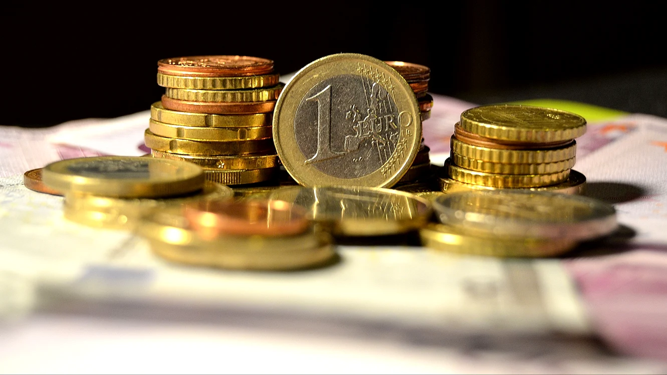 Monede de euro peste mai multe bancnote