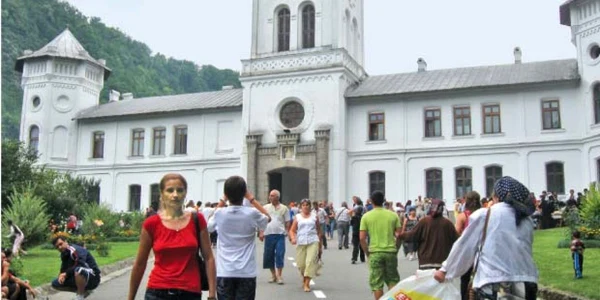 Mănăstirea Tismana  este primul aşezământ monahal ortodox  întemeiat pe pământ românesc