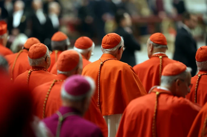 Cardinalii ascultă slujba oficiată de Papa Francisc în decembrie 2024 FOTO Shutterstock